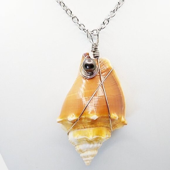 Handmade Conch Shell with Tahitian Pearl Necklace - Picture 2 of 3